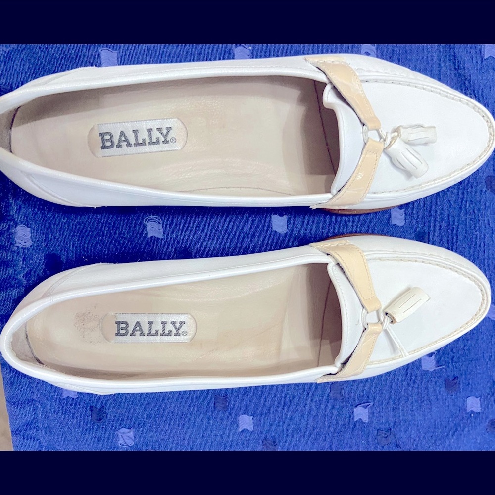 Cream/beige vintage ladies leather Bally loafers size 7.5. Never worn